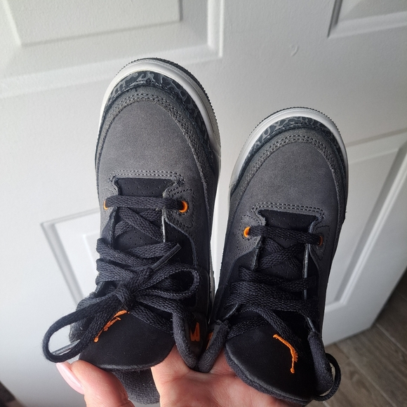Jordan 3 Retro🩶🧡🖤 - Picture 3 of 13
